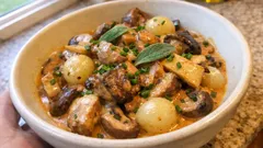 Cremige Pilzpfanne mit Sojacreme – in 20 Minuten voller Röstaromen