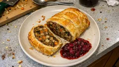 Veganer Festtagsbraten im Blätterteig – knusprig, saftig und mit Cranberry-Schalotten