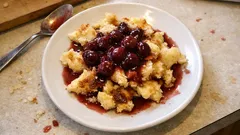 Quark-Grieß-Schmarrn aus dem Ofen – luftig, saftig und mit warmem Kirschkompott