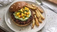 Kidneybohnen-Burger mit Avocado-Joghurt-Creme und Mango-Topping – richtig saftig