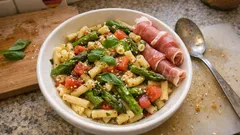 Nudeln mit grünem Spargel: schnell, frisch und mit Sesam & Parmaschinken