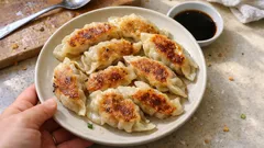 Knusprig-zarte Dumplings aus der Pfanne: Lauch-Pilz-Füllung ganz einfach gemacht