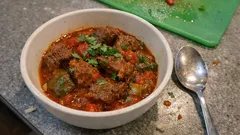 Lamm-Jalfrezi aus dem Ofen: würziges Curry mit Paprika, Tomaten und Joghurt