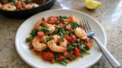 Mediterrane Garnelenpfanne mit Tomaten, Kapern und Rucola – in 15 Minuten auf dem Tisch