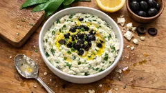 Bärlauch-Frischkäse mit Feta und Oliven – cremiger Frühlingsaufstrich in 10 Minuten