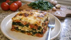 Gemüselasagne mit Spinat und Béchamel – unkompliziert aus dem Ofen