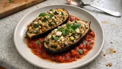 Gefüllte Auberginen aus dem Ofen: Reis-Feta-Füllung in würziger Tomatensauce