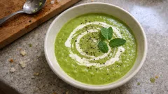 Cremige Erbsensuppe mit Minze – so bleibt sie schön grün und aromatisch