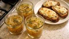 Zwiebelsuppe im Glas – perfekt für Gäste, mit gratiniertem Pecorino-Brot