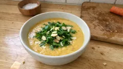 Möhrencremesuppe mit Rucola & Mandelblättchen – cremig, ohne Sahne