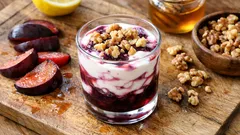 Pflaumenjoghurt im Glas mit Walnüssen – schnell geschichtet und wunderbar cremig