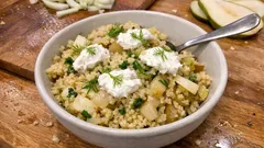 Fenchel-Birnen-Couscous mit Ziegenfrischkäse – in 20 Minuten aus der Pfanne