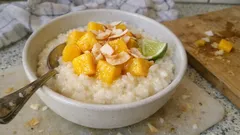 Kokos-Milchreis mit Mango: extra cremig in kurzer Zeit – mit Limette und Kokos-Crunch