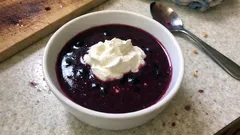 Schwedische Blaubeersuppe (Blåbärssoppa): fruchtig, schnell gekocht und perfekt gekühlt