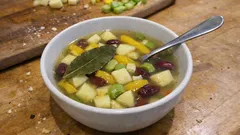 Klare Gemüsesuppe mit Kartoffeln und Kidneybohnen – schnell gekocht und wunderbar würzig