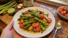 Lauwarmer Spargel-Tomaten-Salat: in 15 Minuten mit Limetten-Senf-Vinaigrette