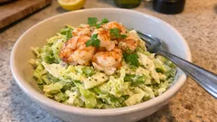 Wirsingsalat mit Garnelen: so bleibt er knackig – mit cremigem Joghurtdressing