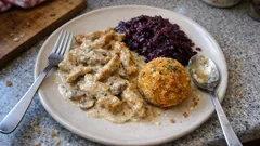 Wild-Rahm-Geschnetzeltes mit Rotkohl-Klößen – außen knusprig, innen saftig