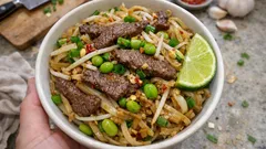 Gebratene Reisnudeln mit Rind – würziges Wok-Gericht mit Limette in 20 Minuten