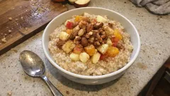 Cremiges Porridge mit Winterobst – warmes Frühstück in 10 Minuten