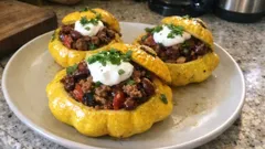 Gefüllte Patissons aus dem Ofen – würziges Lammhack mit Tomate und Bohnen