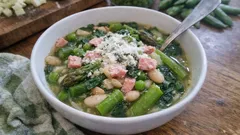 Frühlings-Minestrone mit grünem Spargel und Bohnen – leicht, sättigend und schnell gemacht