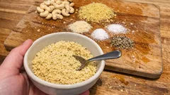 Veganer Parmesan aus Cashews & Hefeflocken – in 30 Sekunden gemixt und lange haltbar