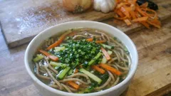 Nudel-Gemüsesuppe mit Vollkornnudeln – schnell gekocht und angenehm sättigend