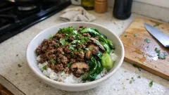 Wok-Stir-Fry mit Rinderhack, Shiitake und Pak Choi – schnell auf Reis serviert