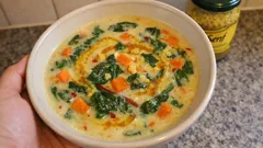 Kokos-Gemüsesuppe mit Mangold, Ingwer & Chili – cremig, würzig und schnell gemacht