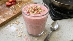 Erdbeer-Trinkmüsli: cremiges Frühstück zum Trinken in 5 Minuten