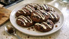 Mokka-Plätzchen mit Zartbitter und weißer Kuvertüre – schnell gemacht, fein aromatisch