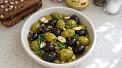 Oliven mit Knoblauch in Öl – so werden sie wie beim Lieblings-Italiener